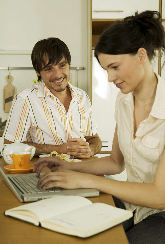 西方人,两个人,夫妻,坐,笑,微笑,露齿笑,竖图,室内,白天,正面,爱情,烹饪,西餐,电脑,笔记本电脑,餐桌,厨房,桌子,杯子,书籍,欧洲,欧洲人,服装,网络,瓷器,料理,食品,咖啡杯,陶瓷制品,浪漫,注视,通讯设备,菜肴,美食,食物,衣服,观察,看,恩爱,西式,恋人,服饰,佳肴,餐台,观看,察看,无线,衣着,穿着,关注,瓷杯,通信设备,无线网络,无线上网,便携式电脑,衣饰,手提电脑,男人,男性,年轻男性,年轻女性,女人,女性,白种人,情侣,书,图书,坐着,半身,彩图,灶间,伴侣