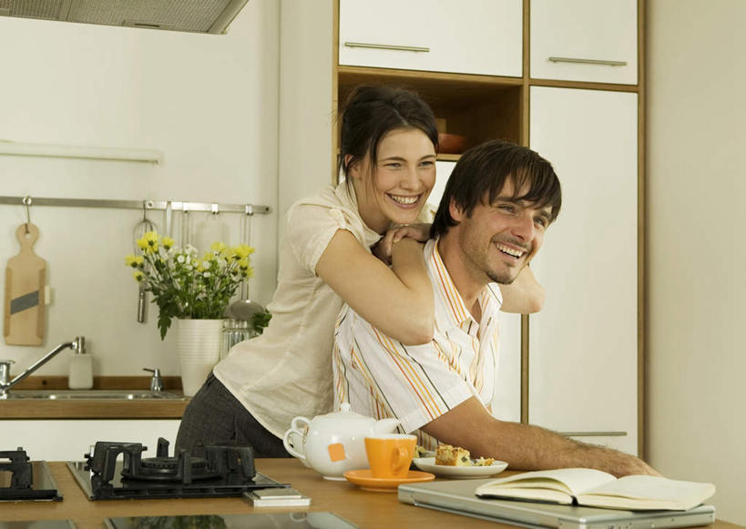 西方人,两个人,夫妻,坐,笑,微笑,露齿笑,横图,室内,白天,正面,爱情,烹饪,西餐,电脑,笔记本电脑,餐桌,厨房,桌子,杯子,书籍,欧洲,欧洲人,服装,网络,瓷器,料理,食品,咖啡杯,陶瓷制品,浪漫,注视,通讯设备,菜肴,美食,食物,衣服,观察,看,恩爱,西式,恋人,服饰,佳肴,餐台,观看,察看,无线,衣着,穿着,关注,瓷杯,通信设备,无线网络,无线上网,便携式电脑,衣饰,手提电脑,男人,男性,年轻男性,年轻女性,女人,女性,白种人,情侣,书,图书,坐着,半身,彩图,灶间,伴侣