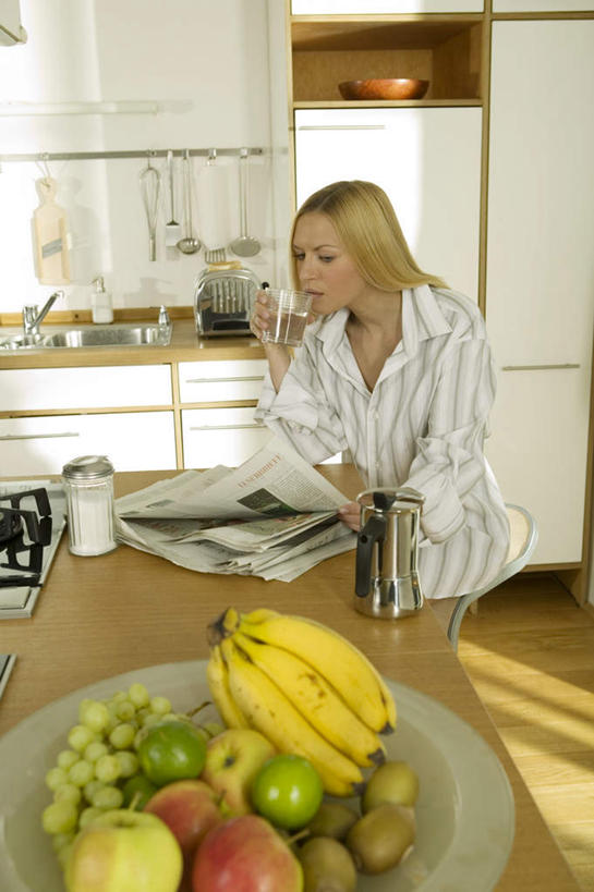 西方人,一个人,站,捧,竖图,室内,白天,正面,阅读,餐桌,厨房,桌子,苹果,猕猴桃,葡萄,香蕉,报纸,杯子,餐具,厨具,水果,椅子,欧洲,欧洲人,仅一个年轻女性,仅一个女性,仅一个人,撑,喝水,学习,服装,新鲜,碟子,盘,生食,食品,果实,托腮,注视,玻璃制品,食物,衣服,盘子,水杯,碟,观察,看,托,站着,浏览,服饰,有机食品,绿色食品,餐台,观看,察看,撑着,衣着,穿着,关注,托下巴,衣饰,年轻女性,女人,女性,白种人,玻璃杯,储藏用具,进餐用具,烹调用具,洗涤用具,山葫芦,奇异果,蒲桃,猕猴梨,甘蕉,草龙珠,端,端着,捧着,手捧,站立,半身,彩图,灶间,调理用具