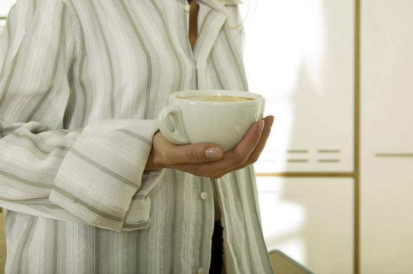 咖啡,西方人,一个人,捧,横图,室内,白天,正面,幸福,厨房,杯子,欧洲,欧洲人,仅一个年轻女性,仅一个女性,仅一个人,服装,瓷器,咖啡杯,陶瓷制品,娱乐,饮料,衣服,享受,休闲,温馨,放松,乐趣,服饰,提神,舒适,衣着,穿着,瓷杯,醒脑,软饮料,衣饰,年轻女性,女人,女性,白种人,端,端着,捧着,手捧,半身,彩图,灶间