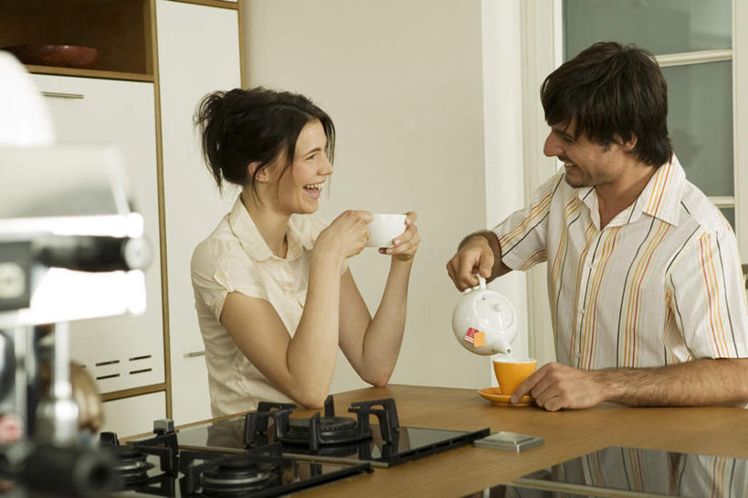 西方人,两个人,夫妻,坐,捧,笑,微笑,露齿笑,横图,室内,白天,正面,爱情,杯子,厨具,欧洲,欧洲人,倒入,服装,瓷器,咖啡杯,陶瓷制品,浪漫,注视,水壶,衣服,观察,看,恩爱,恋人,服饰,观看,灶具,察看,衣着,穿着,关注,瓷杯,燃气灶,衣饰,燃气具,男人,男性,年轻男性,年轻女性,女人,女性,白种人,情侣,端,端着,捧着,手捧,坐着,半身,彩图,伴侣