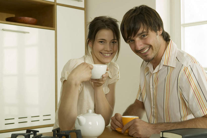 西方人,两个人,夫妻,坐,捧,笑,微笑,露齿笑,横图,室内,白天,正面,爱情,杯子,欧洲,欧洲人,服装,瓷器,咖啡杯,陶瓷制品,浪漫,注视,水壶,衣服,观察,看,恩爱,恋人,服饰,观看,察看,衣着,穿着,关注,瓷杯,衣饰,男人,男性,年轻男性,年轻女性,女人,女性,白种人,情侣,端,端着,捧着,手捧,坐着,半身,彩图,伴侣