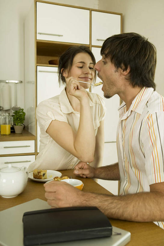 西方人,两个人,夫妻,坐,竖图,室内,白天,正面,爱情,烹饪,西餐,电脑,笔记本电脑,杯子,欧洲,欧洲人,喂食,服装,网络,瓷器,勺子,料理,食品,咖啡杯,陶瓷制品,浪漫,注视,通讯设备,菜肴,美食,水壶,食物,衣服,调羹,汤匙,观察,看,张嘴,恩爱,西式,恋人,服饰,佳肴,观看,察看,无线,衣着,穿着,关注,瓷杯,通信设备,无线网络,张大嘴巴,无线上网,便携式电脑,衣饰,手提电脑,男人,男性,年轻男性,年轻女性,女人,女性,白种人,情侣,张开嘴,坐着,半身,彩图,伴侣