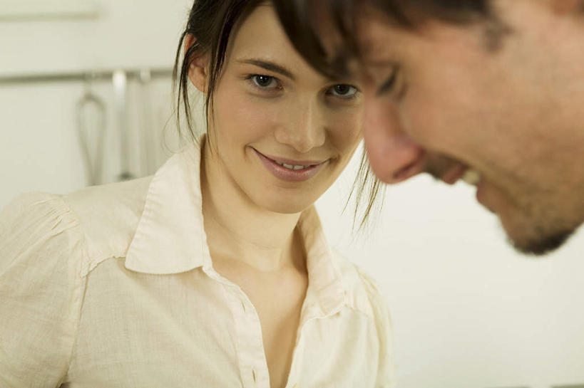 西方人,两个人,夫妻,坐,笑,微笑,横图,室内,白天,正面,爱情,欧洲,欧洲人,服装,墙,浪漫,注视,墙壁,墙面,衣服,观察,看,恩爱,恋人,服饰,观看,察看,衣着,穿着,关注,衣饰,男人,男性,年轻男性,年轻女性,女人,女性,白种人,情侣,坐着,半身,彩图,伴侣