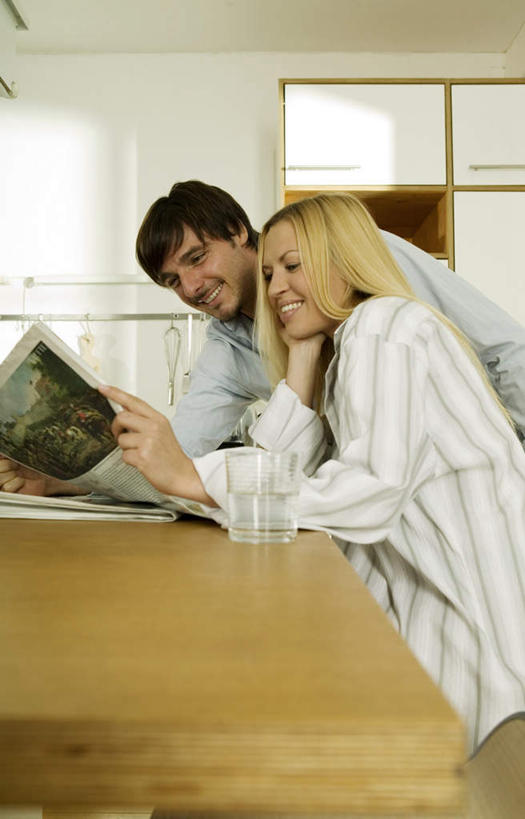 西方人,两个人,夫妻,坐,笑,微笑,露齿笑,竖图,室内,白天,侧面,爱情,阅读,餐桌,桌子,报纸,杯子,欧洲,欧洲人,撑,学习,服装,浪漫,注视,玻璃制品,衣服,水杯,观察,看,恩爱,浏览,恋人,服饰,餐台,观看,察看,撑着,衣着,穿着,关注,衣饰,男人,男性,年轻男性,年轻女性,女人,女性,白种人,情侣,玻璃杯,坐着,半身,彩图,伴侣