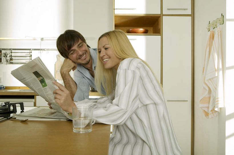 西方人,两个人,夫妻,坐,笑,微笑,露齿笑,横图,室内,白天,侧面,爱情,阅读,餐桌,桌子,报纸,杯子,欧洲,欧洲人,撑,学习,服装,浪漫,注视,玻璃制品,衣服,水杯,观察,看,恩爱,浏览,恋人,服饰,餐台,观看,察看,撑着,衣着,穿着,关注,衣饰,男人,男性,年轻男性,年轻女性,女人,女性,白种人,情侣,玻璃杯,坐着,半身,彩图,伴侣