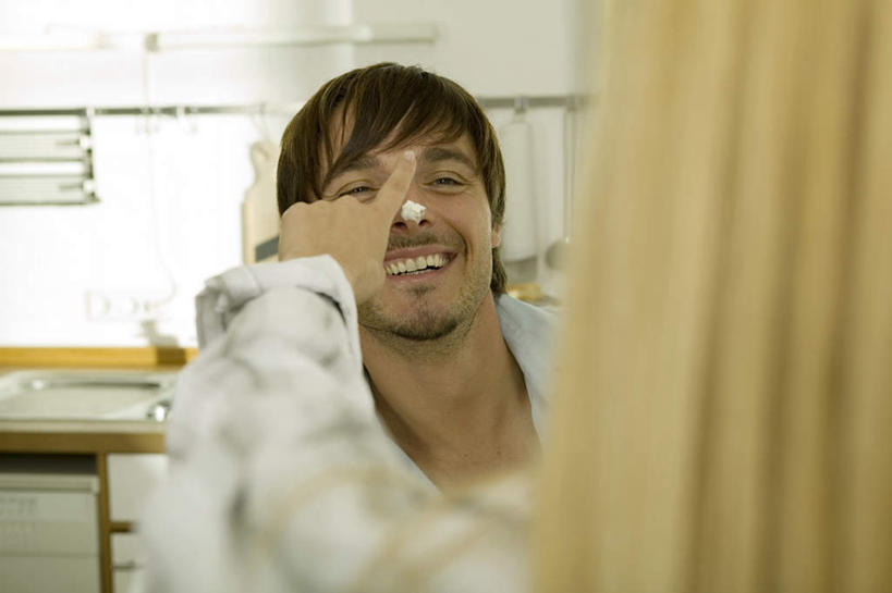 点心,西方人,背部,两个人,夫妻,站,笑,微笑,露齿笑,横图,室内,白天,正面,爱情,欧洲,欧洲人,服装,朦胧,模糊,食品,甜点,甜品,浪漫,注视,食物,糕点,衣服,甜食,奶油,观察,看,站着,手指,恩爱,恋人,服饰,观看,察看,乳制品,衣着,穿着,关注,激凌,克林姆,淇淋,衣饰,男人,男性,年轻男性,年轻女性,女人,女性,白种人,情侣,玩耍,站立,半身,彩图,伴侣