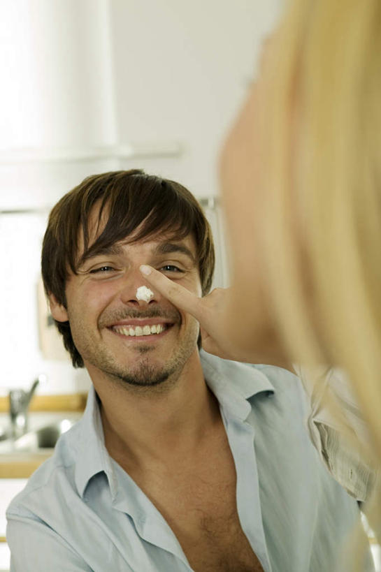 点心,西方人,背部,两个人,夫妻,站,笑,微笑,露齿笑,竖图,室内,白天,正面,爱情,欧洲,欧洲人,服装,朦胧,模糊,食品,甜点,甜品,浪漫,注视,食物,糕点,衣服,甜食,奶油,观察,看,站着,手指,恩爱,恋人,服饰,观看,察看,乳制品,衣着,穿着,关注,激凌,克林姆,淇淋,衣饰,男人,男性,年轻男性,年轻女性,女人,女性,白种人,情侣,玩耍,站立,半身,彩图,伴侣