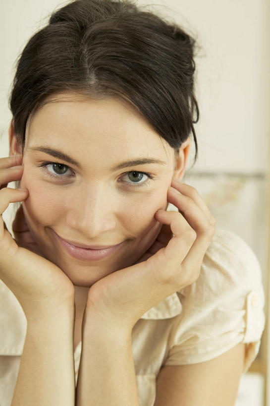 西方人,脸,头,脸颊,手,一个人,笑,微笑,竖图,室内,特写,白天,正面,欧洲,欧洲人,双手,仅一个年轻女性,仅一个女性,仅一个人,撑,服装,朦胧,模糊,托腮,注视,肩膀,衣服,观察,看,托,手部,服饰,观看,察看,衣着,穿着,关注,托下巴,衣饰,年轻女性,女人,女性,白种人,头部,脸部,脸蛋,面部,半身,彩图