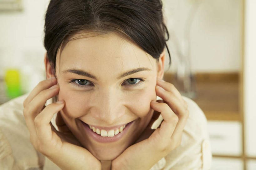 西方人,脸,头,脸颊,手,一个人,笑,微笑,横图,室内,特写,白天,正面,欧洲,欧洲人,双手,仅一个年轻女性,仅一个女性,仅一个人,撑,服装,朦胧,模糊,托腮,注视,肩膀,衣服,观察,看,托,手部,服饰,观看,察看,衣着,穿着,关注,托下巴,衣饰,年轻女性,女人,女性,白种人,头部,脸部,脸蛋,面部,半身,彩图