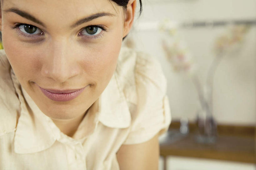 西方人,脸,头,脸颊,一个人,笑,微笑,横图,室内,特写,白天,正面,欧洲,欧洲人,仅一个年轻女性,仅一个女性,仅一个人,服装,朦胧,模糊,注视,肩膀,衣服,观察,看,服饰,观看,察看,衣着,穿着,关注,衣饰,年轻女性,女人,女性,白种人,头部,脸部,脸蛋,面部,半身,彩图