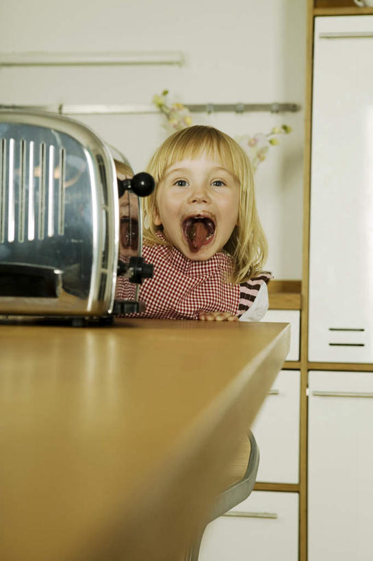 西方人,儿童,一个人,站,竖图,室内,白天,正面,纯洁,餐桌,厨房,桌子,欧洲,欧洲人,仅一个女性,仅一个人,服装,电器,食品,糖,糖果,甜点,甜品,烤面包机,注视,饮食,食物,小孩,衣服,甜食,巧克力,观察,看,站着,张嘴,仅一个小孩,可爱,童年,童趣,服饰,餐台,观看,朱古力,黑巧克力,察看,家电,衣着,穿着,关注,张大嘴巴,童真,烂漫,无邪,多士炉,自动面包片烤炉,面包烘烤器,烘培,衣饰,天真,女孩,女人,女性,白种人,孩子,张开嘴,站立,半身,彩图,烘烤,灶间,女生