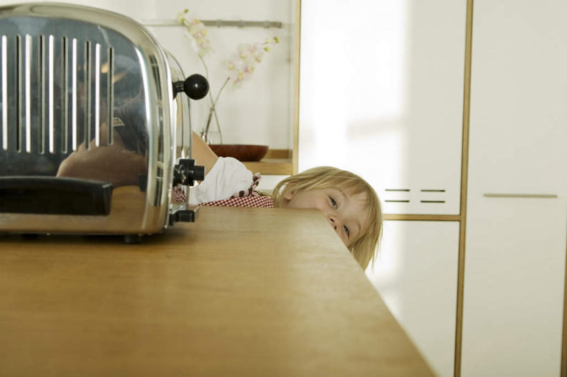 西方人,儿童,一个人,站,横图,室内,白天,正面,纯洁,餐桌,厨房,桌子,欧洲,欧洲人,仅一个女性,仅一个人,服装,电器,烤面包机,注视,饮食,小孩,衣服,观察,看,站着,仅一个小孩,可爱,童年,童趣,服饰,餐台,观看,察看,家电,衣着,穿着,关注,童真,烂漫,无邪,多士炉,自动面包片烤炉,面包烘烤器,烘培,衣饰,天真,女孩,女人,女性,白种人,孩子,站立,半身,彩图,烘烤,灶间,女生