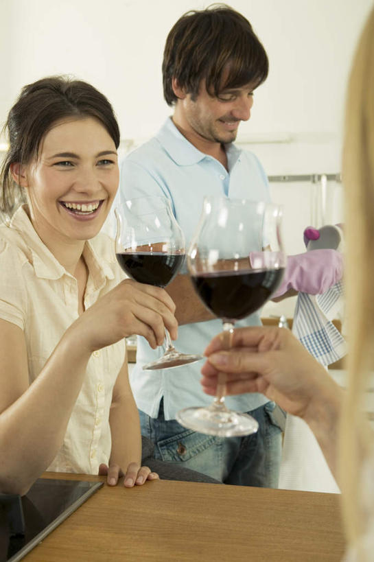 红酒,葡萄酒,西方人,背部,三个人,伙伴,朋友,坐,捧,笑,微笑,露齿笑,竖图,室内,白天,正面,爱情,友谊,杯子,欧洲,欧洲人,服装,庆祝,高脚杯,红酒杯,酒类,浪漫,注视,玻璃制品,酒,饮料,衣服,酒杯,干杯,观察,看,碰杯,温暖,温馨,红葡萄酒,恩爱,交际,友好,恋人,服饰,观看,庆贺,和睦,察看,衣着,穿着,关注,礼仪,敬酒,劝酒,衣饰,友情,男人,男性,年轻男性,年轻女性,女人,女性,白种人,情侣,玻璃杯,端,端着,捧着,手捧,坐着,半身,彩图,伴侣,融洽