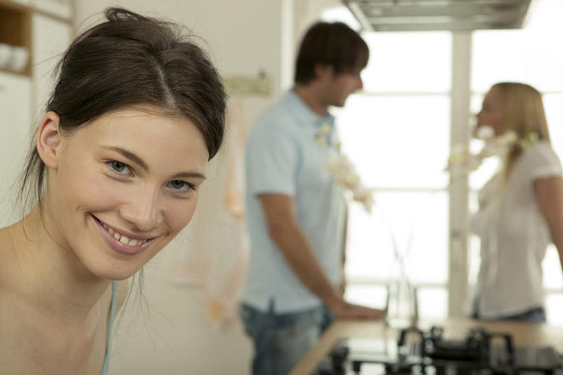 西方人,三个人,伙伴,朋友,站,笑,微笑,露齿笑,横图,室内,白天,正面,爱情,友谊,窗户,欧洲,欧洲人,服装,朦胧,模糊,浪漫,注视,玻璃窗,衣服,观察,看,站着,温暖,温馨,恩爱,恋人,服饰,观看,和睦,察看,衣着,穿着,关注,衣饰,友情,男人,男性,年轻男性,年轻女性,女人,女性,白种人,情侣,站立,半身,彩图,伴侣,融洽