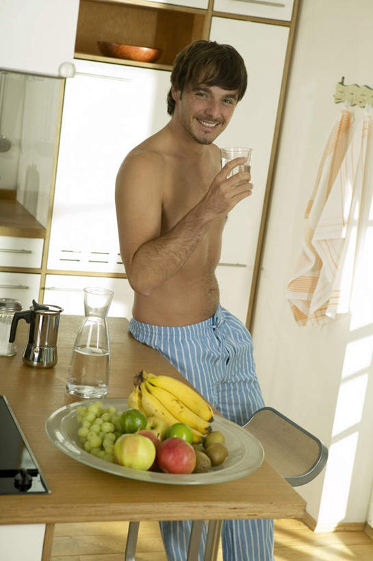西方人,一个人,站,捧,笑,微笑,露齿笑,竖图,室内,白天,正面,餐桌,厨房,桌子,苹果,猕猴桃,葡萄,香蕉,杯子,餐具,水果,欧洲,欧洲人,仅一个男性,仅一个人,服装,新鲜,碟子,盘,生食,食品,果实,注视,玻璃制品,食物,仅一个年轻男性,衣服,盘子,玻璃瓶,水杯,碟,观察,看,站着,服饰,有机食品,绿色食品,餐台,观看,察看,衣着,穿着,关注,衣饰,男人,男性,年轻男性,白种人,玻璃杯,山葫芦,奇异果,蒲桃,猕猴梨,甘蕉,草龙珠,端,端着,捧着,手捧,站立,半身,彩图,灶间