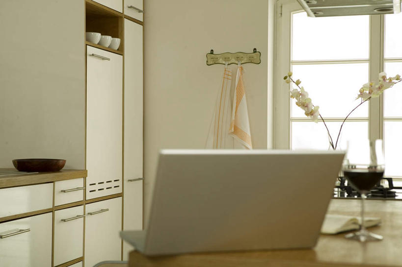 无人,横图,室内,白天,正面,幸福,纯洁,电脑,笔记本电脑,窗户,蝴蝶兰,杯子,盛开,网络,高脚杯,红酒杯,美丽,挂,花蕾,通讯设备,玻璃窗,玻璃制品,花,花瓣,花朵,鲜花,餐巾,酒杯,橱柜,花苞,花蕊,接口,无线,通信设备,无线网络,无线上网,便携式电脑,初恋,蝶兰,兰中皇后,手提电脑,玻璃杯,彩图