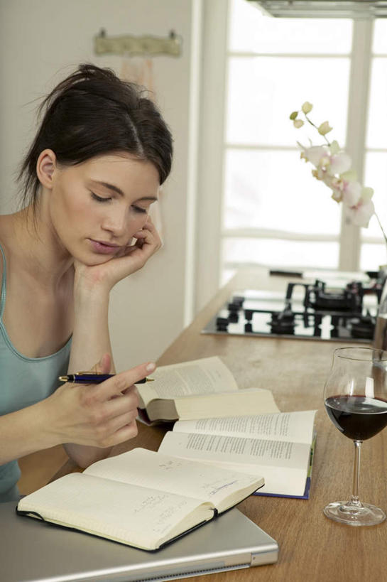 西方人,一个人,坐,竖图,室内,白天,正面,幸福,纯洁,电脑,笔记本电脑,餐桌,窗户,桌子,蝴蝶兰,杯子,厨具,书籍,欧洲,欧洲人,仅一个年轻女性,仅一个女性,仅一个人,撑,握,服装,盛开,网络,笔,高脚杯,红酒杯,美丽,挂,花蕾,托腮,注视,通讯设备,玻璃窗,玻璃制品,花,花瓣,花朵,鲜花,衣服,餐巾,酒杯,花苞,花蕊,观察,看,托,握着,服饰,餐台,观看,灶具,察看,无线,衣着,穿着,关注,托下巴,通信设备,燃气灶,无线网络,无线上网,便携式电脑,初恋,蝶兰,兰中皇后,衣饰,燃气具,手提电脑,年轻女性,女人,女性,白种人,玻璃杯,书,图书,坐着,半身,彩图