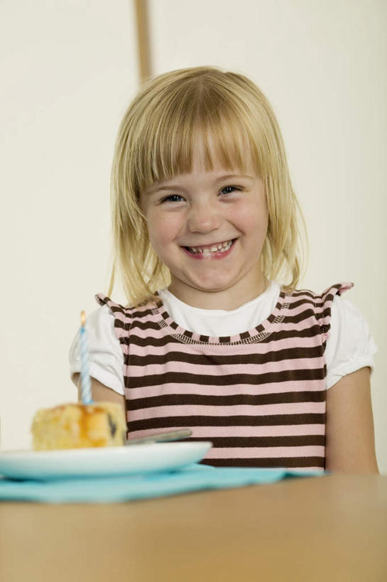 点心,西方人,儿童,一个人,坐,笑,微笑,竖图,室内,白天,正面,纯洁,餐桌,桌子,蜡烛,欧洲,欧洲人,仅一个女性,仅一个人,阴影,服装,光线,火焰,影子,烛光,食品,燃烧,注视,文化,食物,糕点,小孩,衣服,生日蛋糕,点燃,观察,看,祈祷,仅一个小孩,可爱,童年,童趣,许愿,服饰,餐台,观看,纪念,祈求,察看,衣着,穿着,关注,童真,烂漫,无邪,衣饰,平安,天真,女孩,女人,女性,白种人,孩子,坐着,半身,彩图,蛋糕,女生