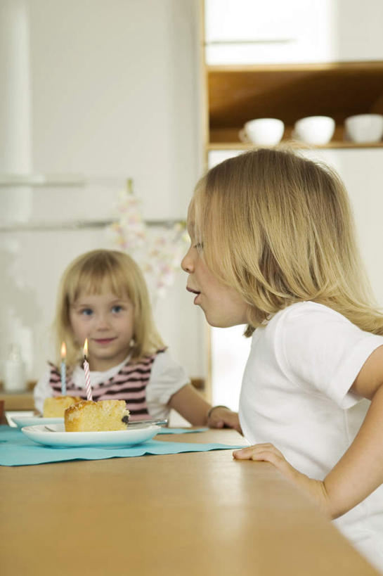 点心,西方人,儿童,两个人,伙伴,朋友,竖图,室内,白天,正面,友谊,纯洁,植物,餐桌,桌子,蜡烛,欧洲,欧洲人,阴影,服装,朦胧,模糊,光线,火焰,盆栽,影子,烛光,食品,盆景,燃烧,文化,吹气,食物,糕点,小孩,衣服,绿色,自然,生日蛋糕,点燃,祈祷,可爱,童年,童趣,许愿,服饰,生长,成长,餐台,纪念,祈求,衣着,穿着,童真,烂漫,无邪,衣饰,平安,天真,友情,女孩,女人,女性,白种人,半身,彩图,蛋糕,女生