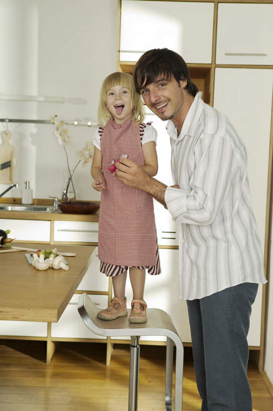 西方人,儿童,两个人,家庭,父亲,女儿,站,笑,微笑,露齿笑,竖图,室内,白天,正面,纯洁,餐桌,厨房,桌子,厨具,椅子,欧洲,欧洲人,服装,注视,吐舌头,小孩,衣服,观察,看,伸舌头,站着,张嘴,温暖,温馨,鬼脸,父女,一家人,吐舌,父爱,可爱,童年,童趣,服饰,餐台,观看,和睦,察看,衣着,穿着,关注,张大嘴巴,童真,烂漫,无邪,衣饰,天真,男人,男性,年轻男性,女孩,白种人,孩子,年轻人,储藏用具,进餐用具,烹调用具,洗涤用具,张开嘴,大蒜,站立,半身,彩图,灶间,融洽,女生,调理用具