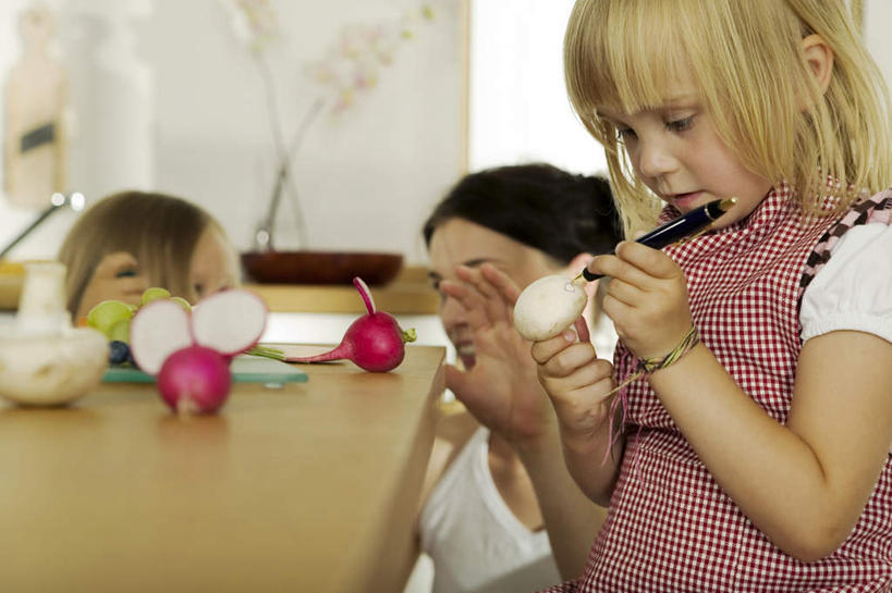 西方人,儿童,三个人,家庭,母亲,女儿,坐,横图,室内,白天,正面,纯洁,餐桌,桌子,萝卜,胡萝卜,蔬菜,欧洲,欧洲人,握,服装,新鲜,笔,菌菇,蘑菇,食品,办公用品,菌类,注视,文具,食物,小孩,衣服,画笔,学习用品,观察,看,温暖,温馨,母女,一家人,食用菌,可爱,母爱,童年,童趣,握着,服饰,有机食品,绿色食品,餐台,观看,文具用品,和睦,察看,衣着,穿着,关注,童真,烂漫,无邪,衣饰,天真,年轻女性,女孩,女人,女性,白种人,孩子,年轻人,红萝卜,甘荀,坐着,半身,彩图,融洽,女生