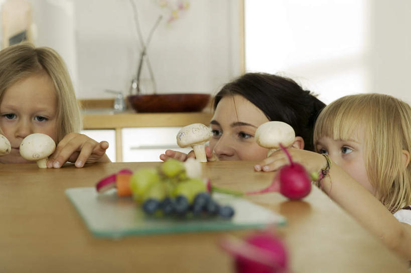 西方人,儿童,三个人,家庭,母亲,女儿,坐,横图,室内,白天,正面,纯洁,餐桌,桌子,萝卜,胡萝卜,蔬菜,欧洲,欧洲人,握,服装,新鲜,笔,菌菇,蘑菇,食品,办公用品,菌类,注视,文具,食物,小孩,衣服,画笔,学习用品,观察,看,温暖,温馨,母女,一家人,食用菌,可爱,母爱,童年,童趣,握着,服饰,有机食品,绿色食品,餐台,观看,文具用品,和睦,察看,衣着,穿着,关注,童真,烂漫,无邪,衣饰,天真,年轻女性,女孩,女人,女性,白种人,孩子,年轻人,红萝卜,甘荀,坐着,半身,彩图,融洽,女生