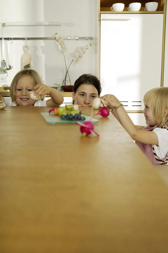 西方人,儿童,三个人,家庭,母亲,女儿,坐,竖图,室内,白天,正面,纯洁,餐桌,桌子,萝卜,胡萝卜,蔬菜,欧洲,欧洲人,握,服装,新鲜,笔,菌菇,蘑菇,食品,办公用品,菌类,注视,文具,食物,小孩,衣服,画笔,学习用品,观察,看,温暖,温馨,母女,一家人,食用菌,可爱,母爱,童年,童趣,握着,服饰,有机食品,绿色食品,餐台,观看,文具用品,和睦,察看,衣着,穿着,关注,童真,烂漫,无邪,衣饰,天真,年轻女性,女孩,女人,女性,白种人,孩子,年轻人,红萝卜,甘荀,坐着,半身,彩图,融洽,女生