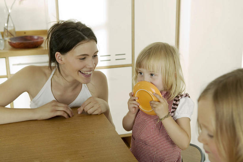 西方人,儿童,三个人,家庭,母亲,女儿,坐,笑,微笑,露齿笑,横图,俯视,室内,白天,纯洁,桌面,桌子,餐具,欧洲,欧洲人,握,服装,木制,碟子,盘,拿,拿着,注视,小孩,衣服,盘子,木制品,碟,观察,看,温暖,温馨,母女,一家人,可爱,母爱,童年,童趣,握着,服饰,观看,和睦,察看,衣着,穿着,关注,童真,烂漫,无邪,衣饰,天真,年轻女性,女孩,女人,女性,白种人,孩子,年轻人,坐着,半身,彩图,高角度拍摄,融洽,女生