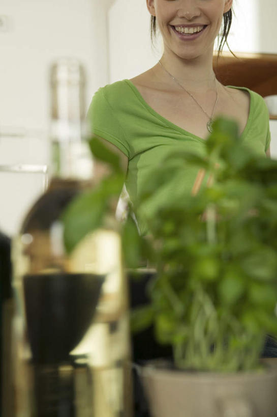 西方人,一个人,笑,微笑,露齿笑,竖图,室内,白天,正面,植物,厨房,餐具,叶子,欧洲,欧洲人,仅一个年轻女性,仅一个女性,仅一个人,服装,盆栽,香料,绿叶,草药,盆景,中药,衣服,绿色,自然,香草,嫩叶,服饰,生长,成长,罗勒,衣着,穿着,紫苏,药材,中草药,九层塔,圣约瑟夫草,甜罗勒,兰香,中药材,本草,衣饰,年轻女性,女人,女性,白种人,叶,叶片,进餐用具,烹调用具,半身,彩图,灶间