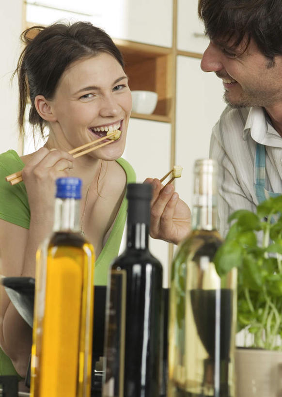 西方人,两个人,夫妻,站,捧,笑,微笑,露齿笑,竖图,室内,白天,正面,爱情,厨房,筷子,黄瓜,餐具,欧洲,欧洲人,切开,咬,服装,浪漫,拿,拿着,注视,文化,传统,酒,衣服,观察,看,切,站着,张嘴,恩爱,恋人,服饰,观看,礼节,咬着,察看,衣着,穿着,关注,礼仪,剖面,张大嘴巴,切面,衣饰,男人,男性,年轻男性,年轻女性,女人,女性,白种人,情侣,进餐用具,张开嘴,青瓜,胡瓜,端,端着,捧着,手捧,站立,半身,彩图,灶间,伴侣