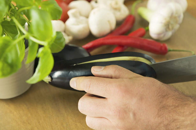 西方人,手,一个人,捧,横图,俯视,室内,特写,白天,辣椒,蔬菜,金属制品,欧洲,欧洲人,仅一个男性,仅一个人,仅一个中年男性,切开,新鲜,金属,工具,食品,刀具,食物,刀,切,手部,有机食品,绿色食品,单手,菜刀,剖面,彩椒,切面,辣角,红海椒,大椒,辣虎,广椒,切菜刀,男人,男性,中年男性,白种人,甜椒,柿子椒,辣子,海椒,番椒,灯笼椒,大蒜,端,端着,捧着,手捧,半身,彩图,高角度拍摄