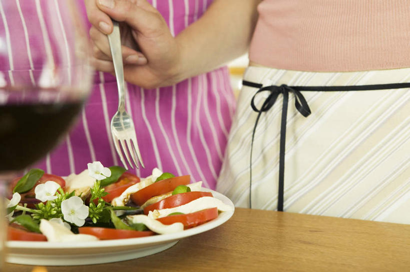 奶酪,西方人,两个人,夫妻,横图,室内,白天,正面,爱情,植物,蔬菜,西红柿,杯子,餐具,叶子,欧洲,欧洲人,一排,切开,服装,新鲜,整齐,装饰,叉子,碟子,高脚杯,盘,香料,干酪,起司,食品,绿叶,草药,红酒杯,芝士,浪漫,营养,拿,拿着,中药,玻璃制品,食物,排列,衣服,盘子,酒杯,碟,香草,切,嫩叶,乳酪,恩爱,恋人,服饰,有机食品,绿色食品,华丽,修饰,点缀,罗勒,配菜,乳制品,衣着,葡萄酒杯,穿着,队列,紫苏,药材,中草药,发酵,剖面,餐叉,切面,九层塔,圣约瑟夫草,甜罗勒,兰香,中药材,本草,衬托,美观,雅致,雅观,马苏里拉,马苏里拉奶酪,马祖里拉,莫扎雷拉,莫兹瑞拉,衣饰,莫扎里拉,男人,男性,年轻男性,年轻女性,女人,女性,白种人,情侣,叶,叶片,玻璃杯,进餐用具,番茄,半身,彩图,伴侣