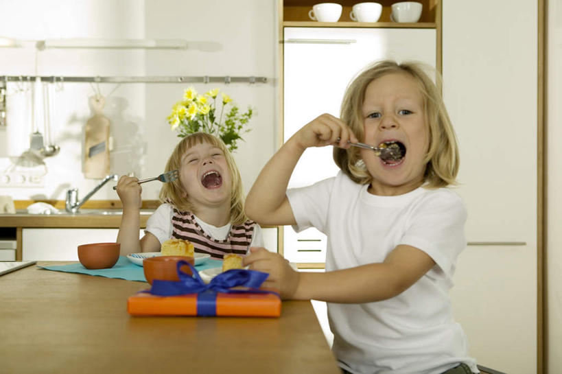 点心,西方人,儿童,两个人,伙伴,朋友,坐,吃,横图,室内,白天,正面,下午茶,友谊,纯洁,厨房,餐具,礼盒,礼物,欧洲,欧洲人,服装,叉子,碟子,盘,纸盒,陶瓷,汤,食品,陶瓷制品,拿,拿着,注视,食物,糕点,小孩,衣服,包装盒,盘子,容器,礼品盒,碟,碗,观察,看,张嘴,可爱,童年,童趣,服饰,礼品,观看,储藏,察看,衣着,储存,穿着,关注,张大嘴巴,童真,烂漫,无邪,餐叉,衣饰,天真,友情,女孩,女人,女性,白种人,孩子,进餐用具,张开嘴,嚼,食,坐着,半身,彩图,灶间,贮存,蛋糕,女生