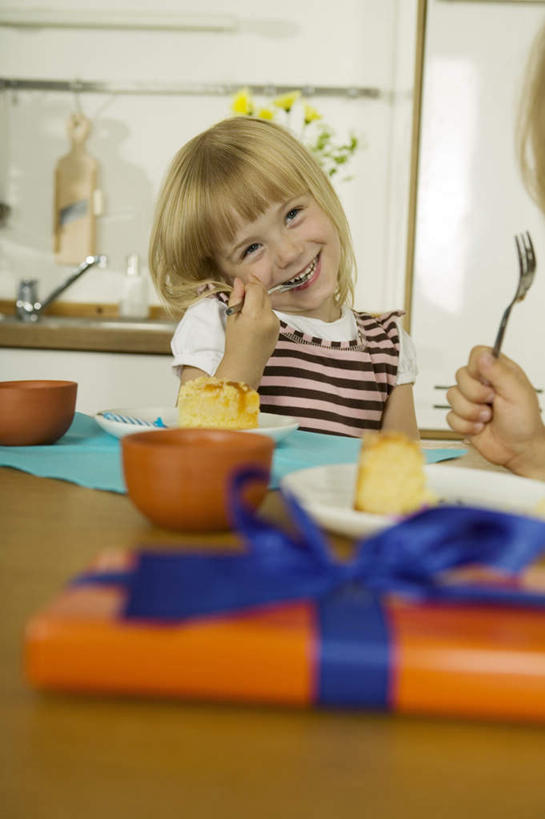 点心,西方人,儿童,两个人,伙伴,朋友,坐,吃,竖图,室内,白天,正面,下午茶,友谊,纯洁,厨房,餐具,礼盒,礼物,欧洲,欧洲人,咬,服装,叉子,碟子,盘,纸盒,陶瓷,汤,食品,陶瓷制品,拿,拿着,注视,食物,糕点,小孩,衣服,包装盒,盘子,容器,礼品盒,碟,碗,观察,看,可爱,童年,童趣,服饰,礼品,观看,储藏,咬着,察看,衣着,储存,穿着,关注,童真,烂漫,无邪,餐叉,衣饰,天真,友情,女孩,女人,女性,白种人,孩子,进餐用具,嚼,食,坐着,半身,彩图,灶间,贮存,蛋糕,女生