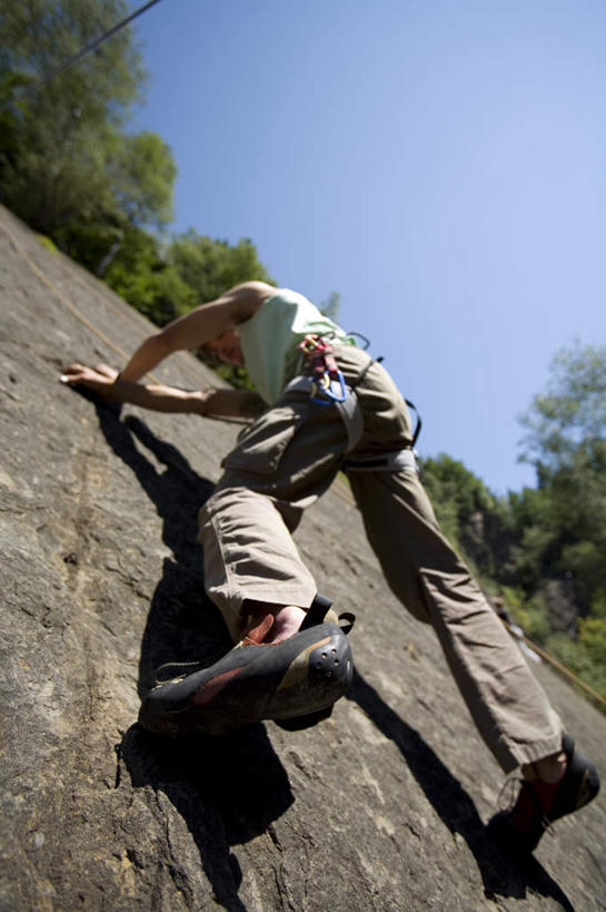 西方人,一个人,攀登,竖图,室外,白天,仰视,锻炼,旅游,度假,探险,运动,攀岩,石头,山,山脉,植物,欧洲,欧洲人,仅一个男性,仅一个人,阴影,服装,光线,石子,影子,山峰,山峦,娱乐,极限运动,树,树木,仅一个年轻男性,衣服,蓝色,绿色,蓝天,天空,阳光,自然,群山,天,享受,休闲,爬,放松,服饰,生长,晴朗,成长,衣着,穿着,室外运动,户外运动,万里无云,衣饰,冒险,体育,男人,男性,年轻男性,白种人,石块,岩石,晴空,晴空万里,登山,攀爬,彩图,低角度拍摄,全身,健身