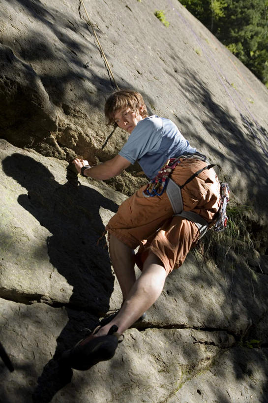 西方人,一个人,攀登,竖图,室外,白天,仰视,锻炼,旅游,度假,探险,运动,攀岩,石头,山,山脉,植物,欧洲,欧洲人,仅一个男性,仅一个人,阴影,服装,光线,石子,影子,山峰,山峦,娱乐,极限运动,树,树木,仅一个年轻男性,衣服,绿色,阳光,自然,群山,享受,休闲,爬,放松,服饰,生长,成长,衣着,穿着,室外运动,户外运动,衣饰,冒险,体育,男人,男性,年轻男性,白种人,石块,岩石,登山,攀爬,彩图,低角度拍摄,全身,健身