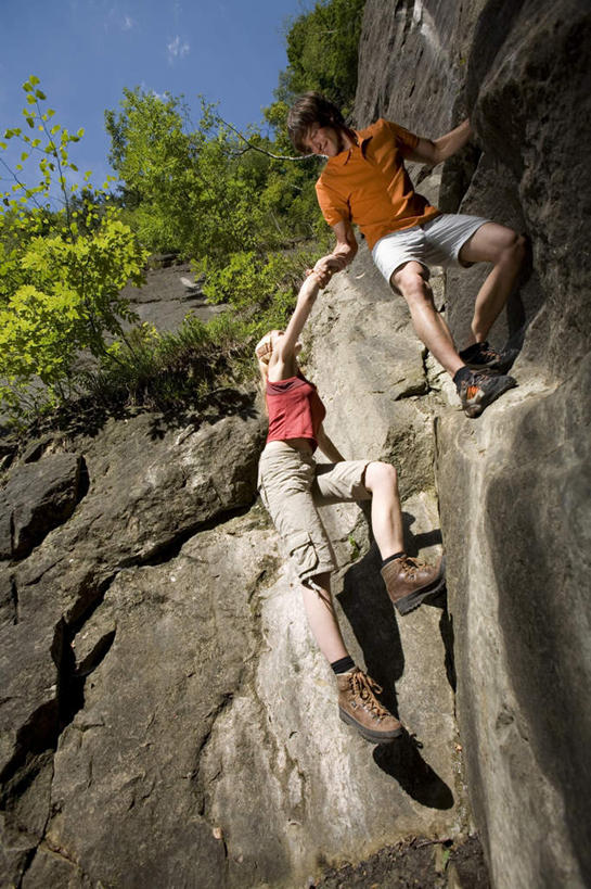 西方人,两个人,夫妻,握手,笑,攀登,微笑,露齿笑,竖图,室外,白天,仰视,爱情,锻炼,旅游,度假,探险,运动,攀岩,石头,山,山脉,植物,欧洲,欧洲人,阴影,服装,光线,石子,影子,山峰,山峦,浪漫,娱乐,极限运动,树,树木,衣服,蓝色,绿色,蓝天,天空,阳光,自然,群山,天,享受,休闲,爬,恩爱,放松,恋人,服饰,生长,晴朗,成长,衣着,穿着,室外运动,户外运动,万里无云,衣饰,冒险,体育,男人,男性,年轻男性,年轻女性,女人,女性,白种人,情侣,石块,岩石,晴空,晴空万里,搀手,登山,拉手,攀爬,手拉手,手握手,彩图,低角度拍摄,全身,健身,伴侣