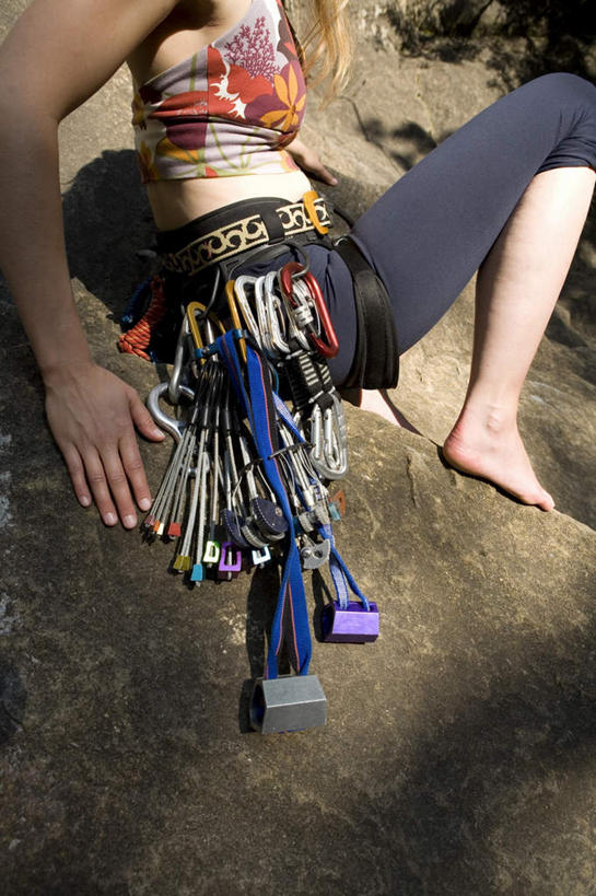 西方人,一个人,攀登,竖图,俯视,室外,白天,锻炼,旅游,度假,探险,运动,攀岩,石头,山,山脉,欧洲,欧洲人,仅一个年轻女性,仅一个女性,仅一个人,阴影,服装,光线,石子,影子,山峰,山峦,拿,拿着,娱乐,极限运动,衣服,阳光,群山,享受,休闲,爬,放松,服饰,吊钩,衣着,穿着,室外运动,户外运动,衣饰,冒险,体育,年轻女性,女人,女性,白种人,石块,岩石,登山,攀爬,半身,彩图,高角度拍摄,健身