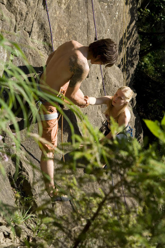 西方人,两个人,夫妻,握手,攀登,竖图,俯视,室外,白天,爱情,锻炼,旅游,度假,探险,运动,攀岩,石头,山,山脉,植物,欧洲,欧洲人,阴影,服装,光线,石子,影子,山峰,山峦,浪漫,娱乐,极限运动,树,树木,衣服,绿色,阳光,自然,群山,享受,休闲,爬,恩爱,放松,恋人,服饰,生长,成长,衣着,穿着,室外运动,户外运动,衣饰,冒险,体育,男人,男性,年轻男性,年轻女性,女人,女性,白种人,情侣,石块,岩石,搀手,登山,拉手,攀爬,手拉手,手握手,彩图,高角度拍摄,全身,健身,伴侣