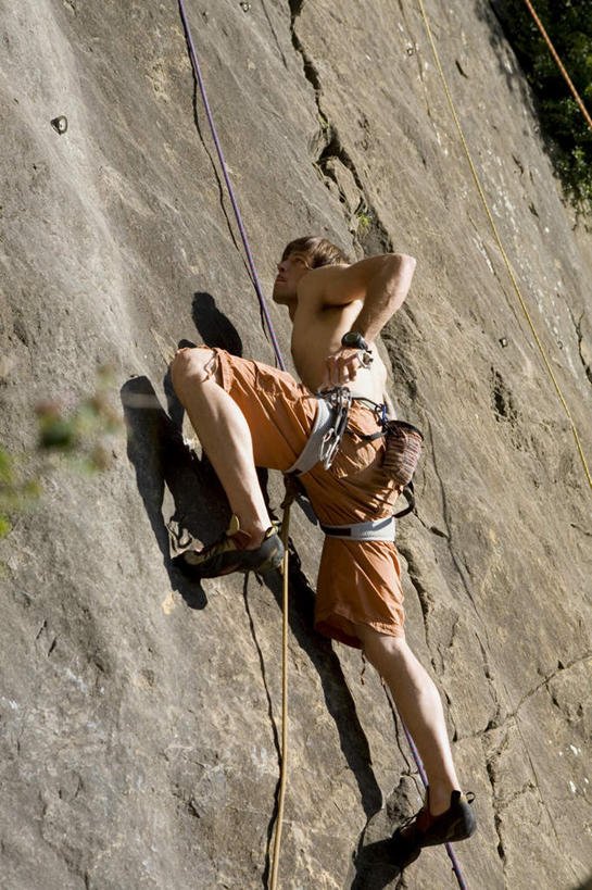 西方人,一个人,走,攀登,竖图,室外,白天,仰视,锻炼,旅游,度假,探险,运动,攀岩,石头,山,山脉,欧洲,欧洲人,仅一个男性,仅一个人,阴影,服装,光线,石子,影子,山峰,山峦,娱乐,极限运动,仅一个年轻男性,衣服,阳光,群山,享受,休闲,爬,放松,服饰,衣着,穿着,室外运动,户外运动,衣饰,冒险,体育,男人,男性,年轻男性,白种人,石块,岩石,步行,登山,攀爬,走路,彩图,低角度拍摄,全身,健身