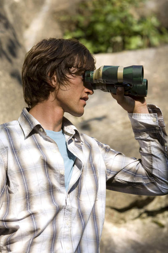 西方人,一个人,站,竖图,室外,白天,正面,仪器,科技,石头,山,山脉,植物,欧洲,欧洲人,仅一个男性,仅一个人,眺望,阴影,服装,检查,研究,反射,分析,光线,科学,石子,望远镜,影子,山峰,山峦,拿,拿着,注视,树,树木,仅一个年轻男性,衣服,绿色,阳光,自然,群山,观察,看,站着,清晰,探索,服饰,生长,放大,成长,观看,仔细,科研,察看,科学技术,瞭望,聚焦,衣着,穿着,关注,远视镜,瞭望镜,光学,清楚,衣饰,男人,男性,年轻男性,白种人,石块,岩石,站立,半身,彩图,光学仪器,千里镜