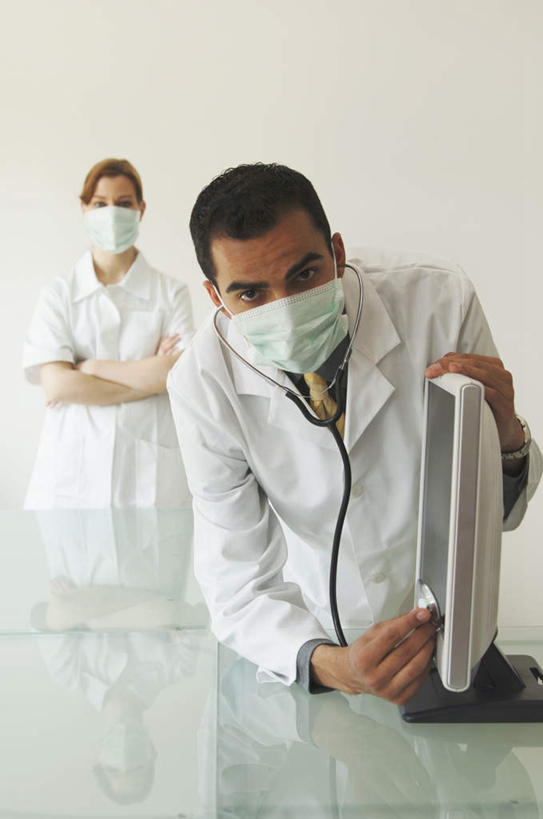 西方人,两个人,伙伴,朋友,医生,站,双手交叉,竖图,室外,白天,正面,友谊,合作,团队,电脑,显示器,鼠标,键盘,欧洲,欧洲人,服装,分离,网络,过滤,拿,分开,拿着,注视,输入设备,通讯设备,衣服,口罩,听诊器,观察,看,站着,医护人员,医疗人员,隔断,台式电脑,战略,遮掩,服饰,观看,隔离,察看,医疗设备,卫生,掩盖,双手抱胸,遮挡,衣着,穿着,关注,净化,间隔,医疗器械,通信设备,预防,医疗工具,输出设备,遮盖,防尘,联合,合谋,掩饰,断绝,隔开,屏蔽,屏绝,远离,中断,阻遏,阻隔,衣饰,检测工具,配合,协作,男人,男性,女人,女性,中年男性,中年女性,白种人,大夫,站立,半身,彩图