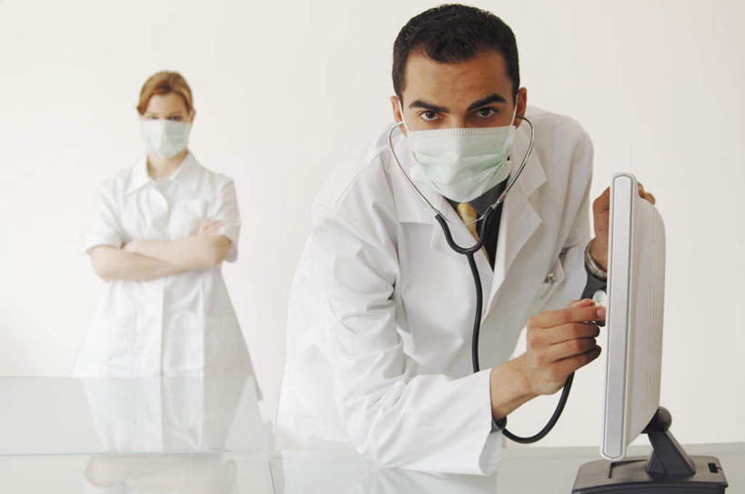 西方人,两个人,伙伴,朋友,医生,站,双手交叉,横图,室外,白天,正面,友谊,合作,团队,电脑,显示器,鼠标,键盘,欧洲,欧洲人,服装,分离,网络,过滤,拿,分开,拿着,注视,输入设备,通讯设备,衣服,口罩,听诊器,观察,看,站着,医护人员,医疗人员,隔断,台式电脑,战略,遮掩,服饰,观看,隔离,察看,医疗设备,卫生,掩盖,双手抱胸,遮挡,衣着,穿着,关注,净化,间隔,医疗器械,通信设备,预防,医疗工具,输出设备,遮盖,防尘,联合,合谋,掩饰,断绝,隔开,屏蔽,屏绝,远离,中断,阻遏,阻隔,衣饰,检测工具,配合,协作,男人,男性,女人,女性,中年男性,中年女性,白种人,大夫,站立,半身,彩图