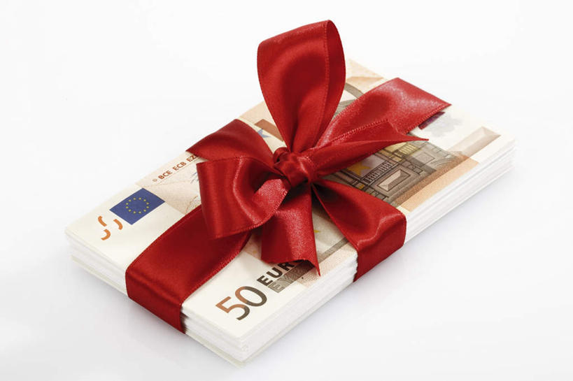 无人,横图,俯视,室内,特写,白天,白色背景,钱,静物,礼盒,礼物,一排,许多,阴影,整齐,反射,标志,钱币,数字,丝绸,丝带,文字,影子,纸盒,字符,缎带,很多,欧元,标识,绸带,盒子,排列,红色,包装盒,蝴蝶结,礼品盒,钞票,金融,纸币,摄影,阿拉伯数字,礼品,影棚,经济,堆,队列,流通,纸钞,贸易,货币,现金,彩图,高角度拍摄,影棚拍摄,拍摄