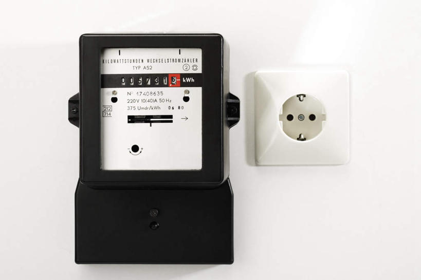 无人,横图,俯视,室内,特写,白天,白色背景,静物,英文,标志,电器,数字,文字,字符,字母,墙,插座,指针,标识,墙壁,墙面,两个,白色,黑色,摄影,阿拉伯数字,影棚,英文字母,家用电器,仪表盘,插线板,拖线板,电源转换器,排插,彩图,高角度拍摄,影棚拍摄,拍摄