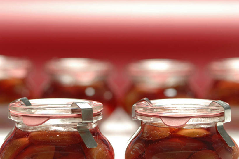 无人,横图,室内,特写,白天,正面,杏,水果,玻璃,一排,许多,朦胧,模糊,新鲜,生食,食品,果实,玻璃制品,食物,排列,玻璃瓶,瓶子,有机食品,绿色食品,队列,杏果,广口瓶,杏子,彩图