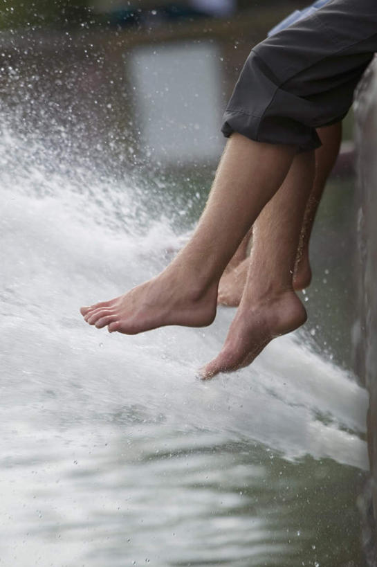 西方人,两个人,坐,笑,说,微笑,露齿笑,竖图,俯视,室外,白天,湖,湖泊,水,植物,欧洲,欧洲人,阴影,飞溅,服装,溅,光线,液体,影子,湖面,水滴,水流,水面,注视,水珠,树,树木,衣服,绿色,阳光,自然,湖水,观察,看,服饰,生长,成长,观看,察看,衣着,穿着,关注,喷洒,衣饰,交流,男人,男性,年轻男性,白种人,沟通,讲话,交谈,说话,谈话,坐着,半身,彩图,高角度拍摄