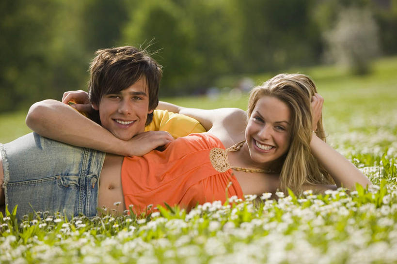 西方人,两个人,夫妻,笑,微笑,露齿笑,横图,室外,白天,正面,爱情,游戏,草地,草坪,植物,欧洲,欧洲人,撑,阴影,服装,朦胧,模糊,光线,影子,浪漫,玩,注视,娱乐,草,衣服,绿色,阳光,观察,看,休闲,恩爱,恋人,服饰,观看,察看,撑着,衣着,穿着,关注,衣饰,男人,男性,年轻男性,年轻女性,女人,女性,白种人,情侣,玩耍,嬉戏,半身,彩图,伴侣