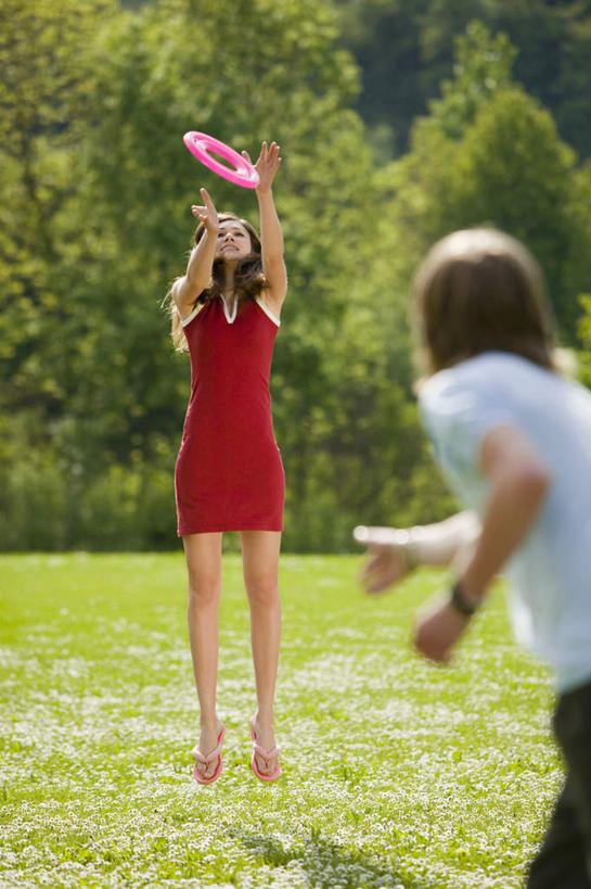 西方人,两个人,夫妻,竖图,室外,白天,正面,爱情,游戏,草地,草坪,植物,玩具,欧洲,欧洲人,阴影,服装,光线,影子,浪漫,玩,注视,娱乐,草,树,树木,衣服,绿色,阳光,自然,飞盘,观察,看,休闲,恩爱,益智,恋人,服饰,生长,成长,观看,活动,察看,衣着,穿着,发泄,关注,消遣,智力,宣泄,衣饰,男人,男性,年轻男性,年轻女性,女人,女性,白种人,情侣,跳跃,玩耍,嬉戏,半身,彩图,伴侣